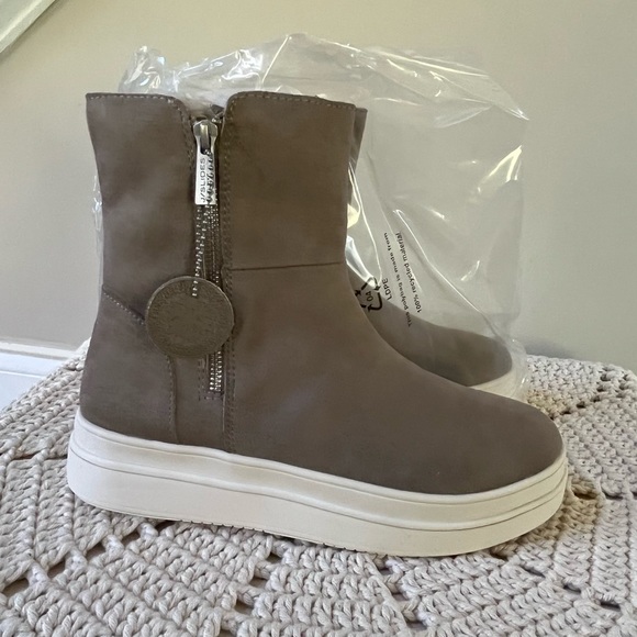 New in Box J/Slides Taupe Suede Lux Faux Fur-Lined, Truly Double-Zip Ankle Boots - Picture 2 of 7